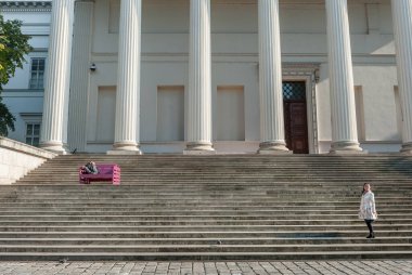 BUDAPEST, HUNGARY - 26 Ekim 2015: Budapeşte Sarayı 'nda yerli halk renkli bankta oturuyor.