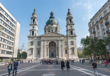 BUDAPEST, HUNGARY - 26 Ekim 2015: Budapeşte 'deki St. Stephen Bazilikası. Turistler ve arka planda bazı binalar