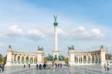 BUDAPEST, HUNGARY - 26 Ekim 2015: Budapeşte, Macaristan 'da yerel halk ve turistlerle Kahramanlar Meydanı.