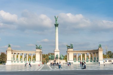 BUDAPEST, HUNGARY - 26 Ekim 2015: Budapeşte, Macaristan 'da yerel halk ve turistlerle Kahramanlar Meydanı.