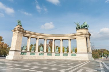Budapeşte, Macaristan 'da yerel halk ve turistlerle Kahramanlar Meydanı.