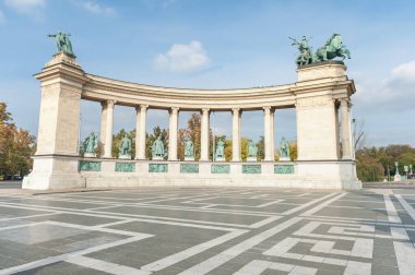 Budapeşte, Macaristan 'da yerel halk ve turistlerle Kahramanlar Meydanı.