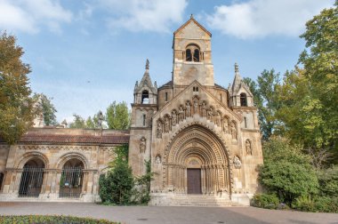 Budapeşte, Heroes Square Park 'taki saray. Jaki kapolna.
