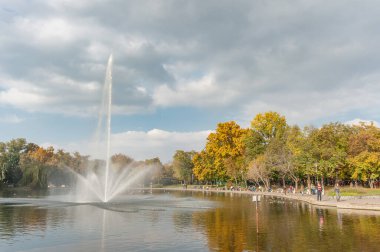 BUDAPEST, HUNGARY - 26 Ekim 2015 Kahramanlar Meydanı Parkı ve Çeşmesi. Budapeşte, Macaristan.