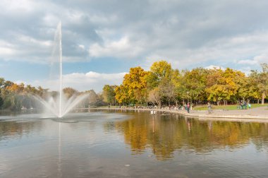 BUDAPEST, HUNGARY - 26 Ekim 2015 Kahramanlar Meydanı Parkı ve Çeşmesi. Budapeşte, Macaristan.