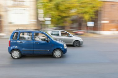 BUDAPEST, HUNGARY - 26 EKİM 2015: Sokakta araba taşımak. Otomobil çalkantısı nedeniyle bulanık arkaplan