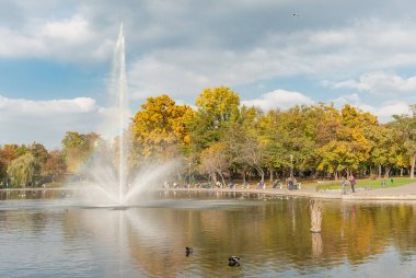 BUDAPEST, HUNGARY - 26 Ekim 2015 Kahramanlar Meydanı Parkı ve Çeşmesi. Budapeşte, Macaristan.
