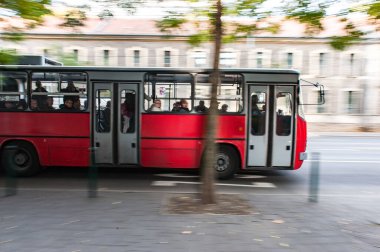 BUDAPEST, HUNGARY - 28 Ekim 2015: Budapeşte 'de arabalar ve Trolley İkarus ile trafik