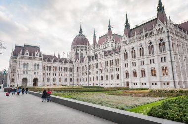 BUDAPEST, HUNGARY - 26 Ekim 2015: Budapeşte, Macaristan 'daki parlamento binası, arka plandaki bazı kişiler