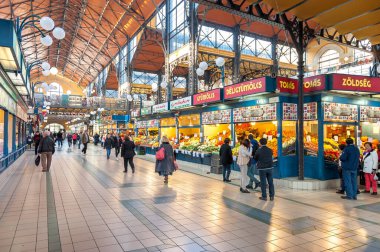 BUDAPEST, HUNGARY - 28 Ekim 2015: Budapeşte, Macaristan 'daki Merkez Pazar Salonu