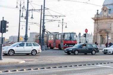 BUDAPEST, HUNGARY - 28 Ekim 2015: Budapeşte 'de arabalar ve Trolley İkarus ile trafik