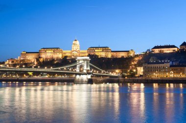 Macaristan, Budapeşte 'deki Zincir Köprüsü, Tuna Sarayı ve Kraliyet Sarayı. Akşam fotoğraf çekimi. Üç ayakla yaptım..