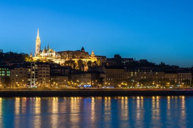 Budapeşte, Macaristan 'daki Matthias Kilisesi. Tripodla yapılan fotoğraf çekimi. İyi akşamlar..