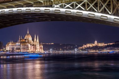 Macaristan, Budapeşte 'de Parlamento, Tuna ve Kraliyet Sarayı. Gece fotoğraf çekimi. Tripod ve uzun pozlama.