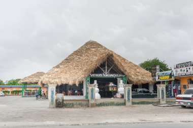 VERON, DOMINICAN REPUBLIC - 18 Haziran 2015: Dominik Cumhuriyeti Veron 'daki Yerel Restoran ve İnşaat Mimarisi