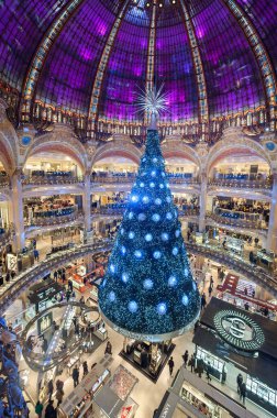 PARIS FRANCE - 22 Kasım 2012: Paris 'teki Galeries Lafayette Haussmann Alışveriş Merkezi. Fransa. Noel Zamanı.