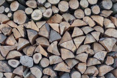 Firewood Outdoor, Kahverengi Arkaplan. Yığının içinde kurumuş odun kütükleri