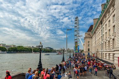 London Downtown with Queen 's Walk, London Eye, Cloudy Blue Sky ve Many Turist People. Thames Nehri.