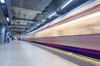 Londra, İngiltere - 18 Ağustos 2016: Westminster Metro İstasyonu, Londra, İngiltere. Uzun Pozlama nedeniyle Bulanık Tren.