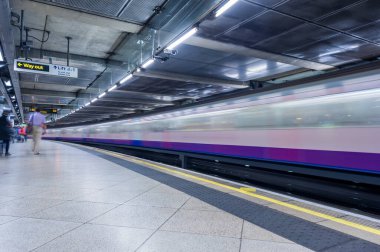 Londra, İngiltere 'deki Westminster Metro İstasyonu. Uzun Pozlama nedeniyle Bulanık Tren.