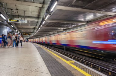 Londra, İngiltere 'deki Westminster Metro İstasyonu. Uzun Pozlama nedeniyle Bulanık Tren.