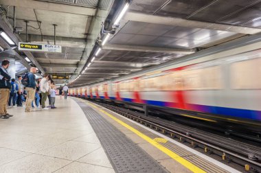 Londra, İngiltere 'deki Westminster Metro İstasyonu. Uzun Pozlama nedeniyle Bulanık Tren.