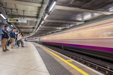 Londra, İngiltere 'deki Westminster Metro İstasyonu. Uzun Pozlama nedeniyle Bulanık Tren.
