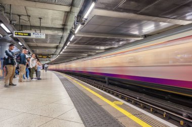 Londra, İngiltere 'deki Westminster Metro İstasyonu. Uzun Pozlama nedeniyle Bulanık Tren.