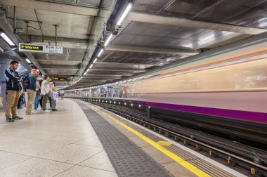 Londra, İngiltere 'deki Westminster Metro İstasyonu. Uzun Pozlama nedeniyle Bulanık Tren.