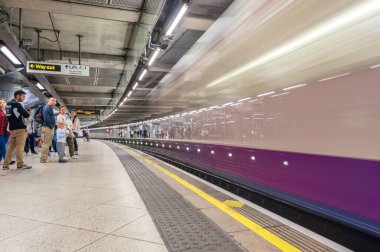 Londra, İngiltere 'deki Westminster Metro İstasyonu. Uzun Pozlama nedeniyle Bulanık Tren.