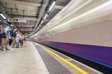 Londra, İngiltere 'deki Westminster Metro İstasyonu. Uzun Pozlama nedeniyle Bulanık Tren.