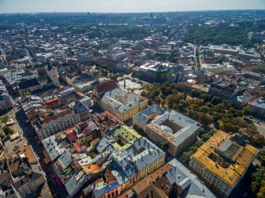 LVIV, UKRAINE - EPTEMBER 08, 2016: Lviv Downtown with Park, Müzeler, Kilise ve Park.