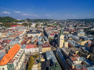 LVIV, UKRAINE - SEPTEMBER 08, 2016: Lviv Latin Katedrali ve Arkaplanda Belediye Binası Kulesi ile Şehir Merkezi.