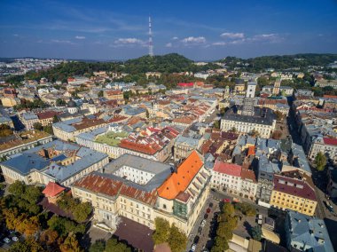 LVIV, UKRAINE - SEPTEMBER 08, 2016: Lviv Latin Katedrali ile şehir merkezi ve Kutsal Komünyon Kilisesi ile Belediye Kulesi, Yüksek Casle.