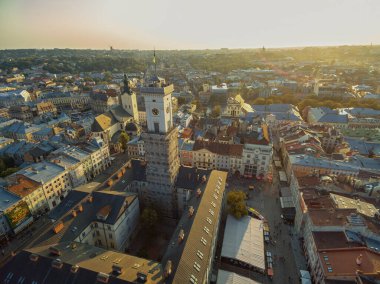LVIV, UKRAINE - 12 Eylül 2016: Lviv Şehir Merkezi, Lviv Latin Katedrali, Taras Shevchenko Heykeli, Pazar Meydanı
