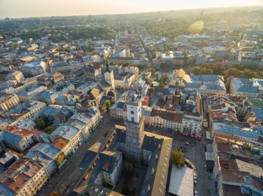 LVIV, UKRAINE - 12 Eylül 2016: Lviv Şehir Merkezi, Lviv Latin Katedrali, Taras Shevchenko Heykeli, Pazar Meydanı