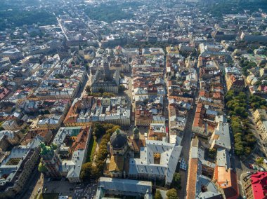 LVIV, UKRAINE - SEPTEMBER 09, 2016: Lviv Latin Katedrali ve Kutsal Komünyon Kilisesi, Arsenal, Dormition Church, Korniakt Tower ile Şehir Merkezi
