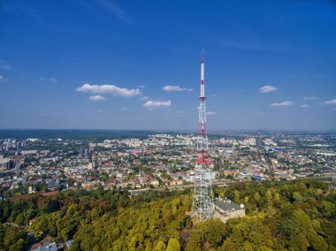 LVIV, UKRAINE - 10 Eylül 2016: Lviv High Castle ve Cityscape ve Anten Tower.