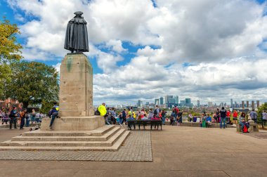 LONDON, İngiltere - 21 Ağustos 2016: General James Wolfe Heykeli ve Greewich Park Çevresindeki İnsanlar.
