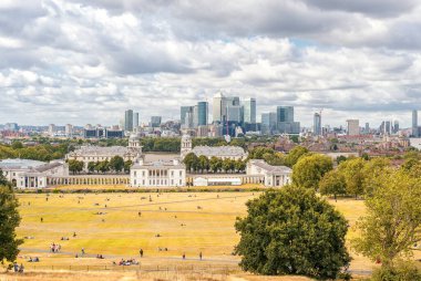 Greenwich Park ve Ulusal Denizcilik Müzesi, Bahçeler, Greenwich Üniversitesi, Eski Kraliyet Donanma Koleji, Thames Nehri, Canary Wharf. Londra Şehri manzarası. İngiltere, Birleşik Krallık