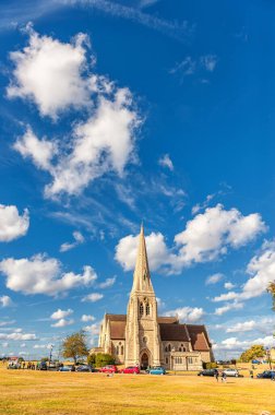All Saints ile Blackheath. Bulutlu Mavi Gök ve Yeşil Çimen 'li Greenwich Parkı. Londra, İngiltere. Birleşik Krallık