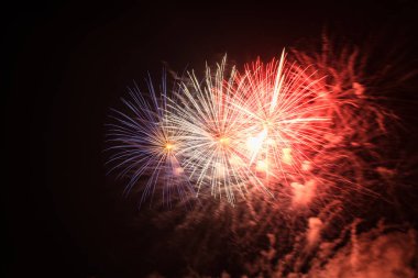 Bokeh özgeçmişi olan renkli bir havai fişek. Yeni yıl kutlaması, soyut tatil geçmişi