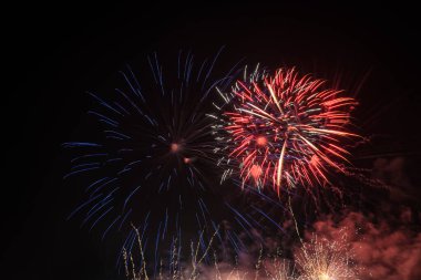 Bokeh özgeçmişi olan renkli bir havai fişek. Yeni yıl kutlaması, soyut tatil geçmişi