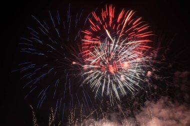 Bokeh özgeçmişi olan renkli bir havai fişek. Yeni yıl kutlaması, soyut tatil geçmişi