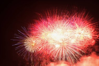 Bokeh özgeçmişi olan renkli bir havai fişek. Yeni yıl kutlaması, soyut tatil geçmişi