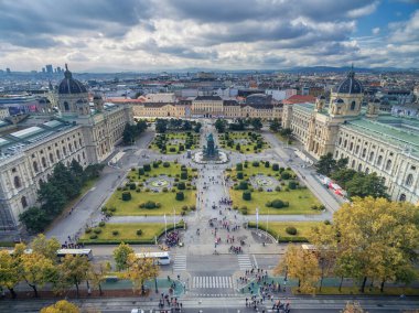 Doğal Tarih Müzesi ve Maria Theresien Platz. Avusturya, Viyana 'da büyük bir halk meydanı