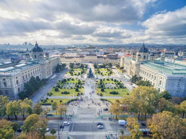 Doğal Tarih Müzesi ve Maria Theresien Platz. Kunsthistorisches Müzesi Sosisi. Avusturya, Viyana 'da büyük bir halk meydanı