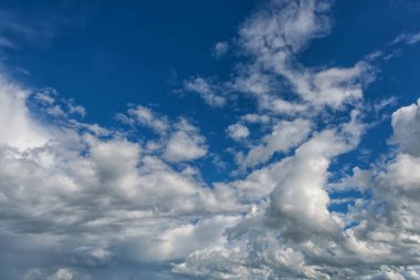 Güzel Mavi Gökyüzü. Bulutlu. Arkaplan olarak kullan. Güneşli bir gün. Doğa
