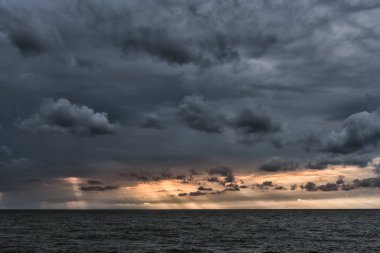 Letonya 'daki Baltık Denizi üzerindeki Bulutlu Gökyüzü. Avrupa. Güzel Akşam Güneşi, her zaman su. İnanılmaz Doğa.