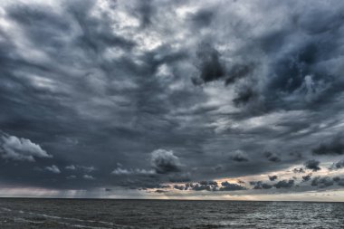 Letonya 'daki Baltık Denizi üzerindeki Bulutlu Gökyüzü. Avrupa. Güzel Akşam Güneşi, her zaman su. İnanılmaz Doğa.
